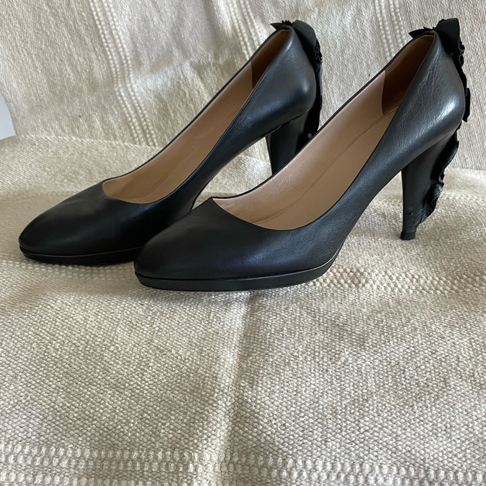 Prada leather ruffle embellishment pumps